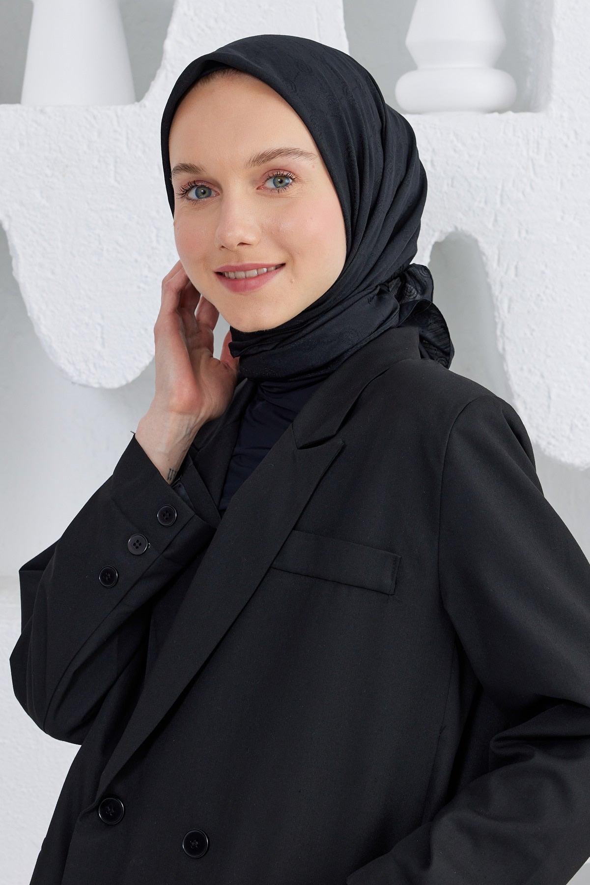 Tesettür Giyim - Monogram Desen Eşarp - Siyah - Emproyal