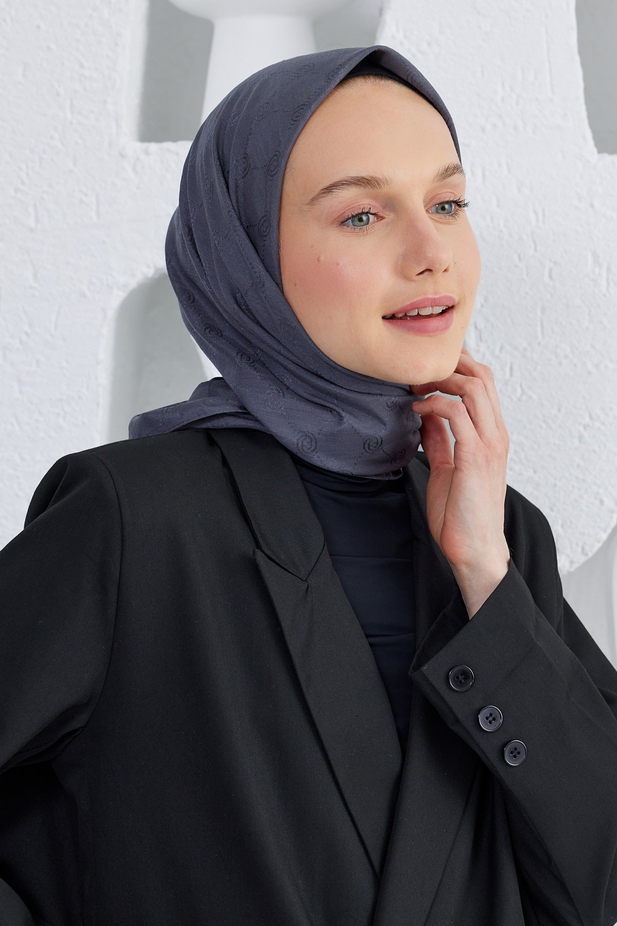 Tesettür Giyim - Monogram Desen Eşarp - Antrasit - Emproyal