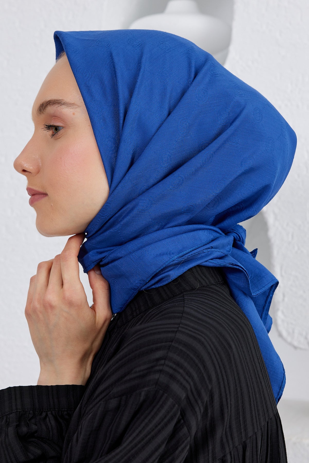 Tesettür Giyim - Monogram Desen Eşarp - Saks - Mavi - Emproyal