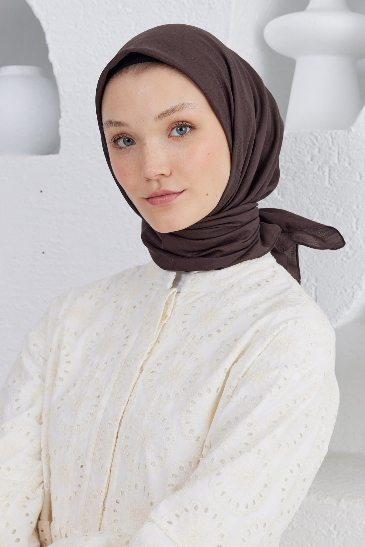 Tesettür Giyim - Monogram Desen Eşarp - Acı Kahve - Emproyal