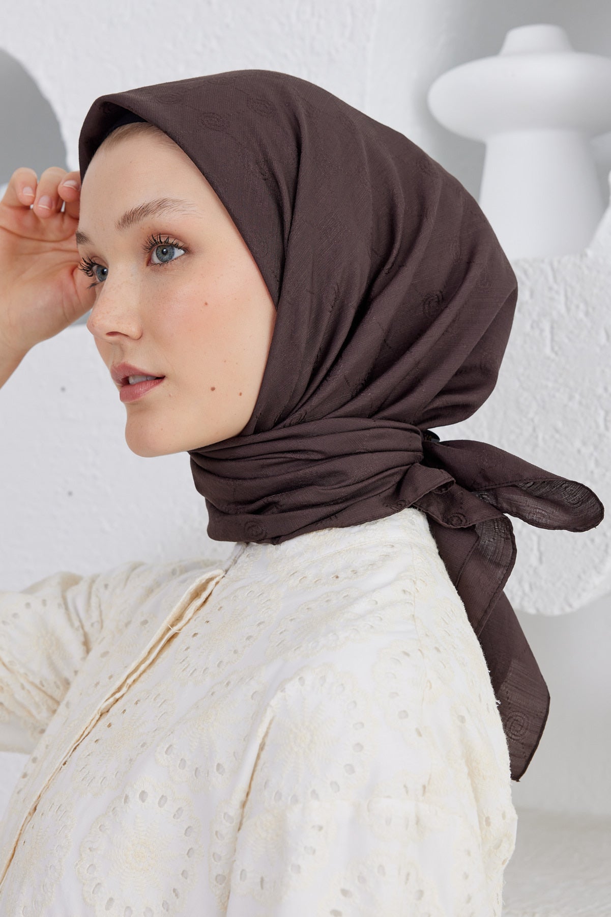 Tesettür Giyim - Monogram Desen Eşarp - Acı Kahve - Emproyal