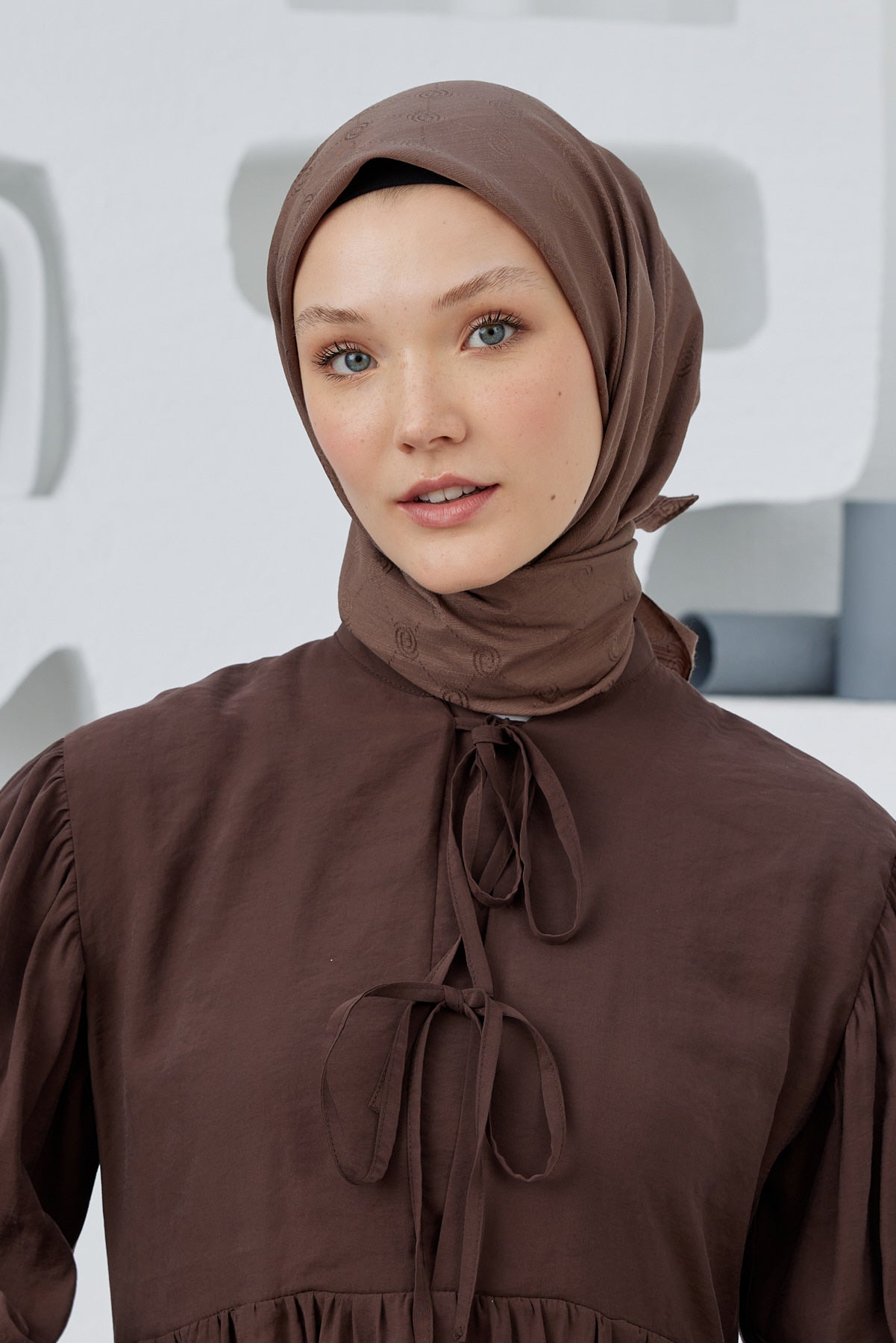 Tesettür Giyim - Monogram Desen Eşarp - Kahverengi - Emproyal