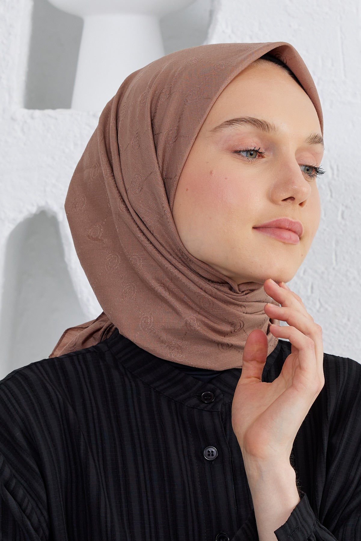Tesettür Giyim - Monogram Desen Eşarp - Sütlü Kahve - Emproyal