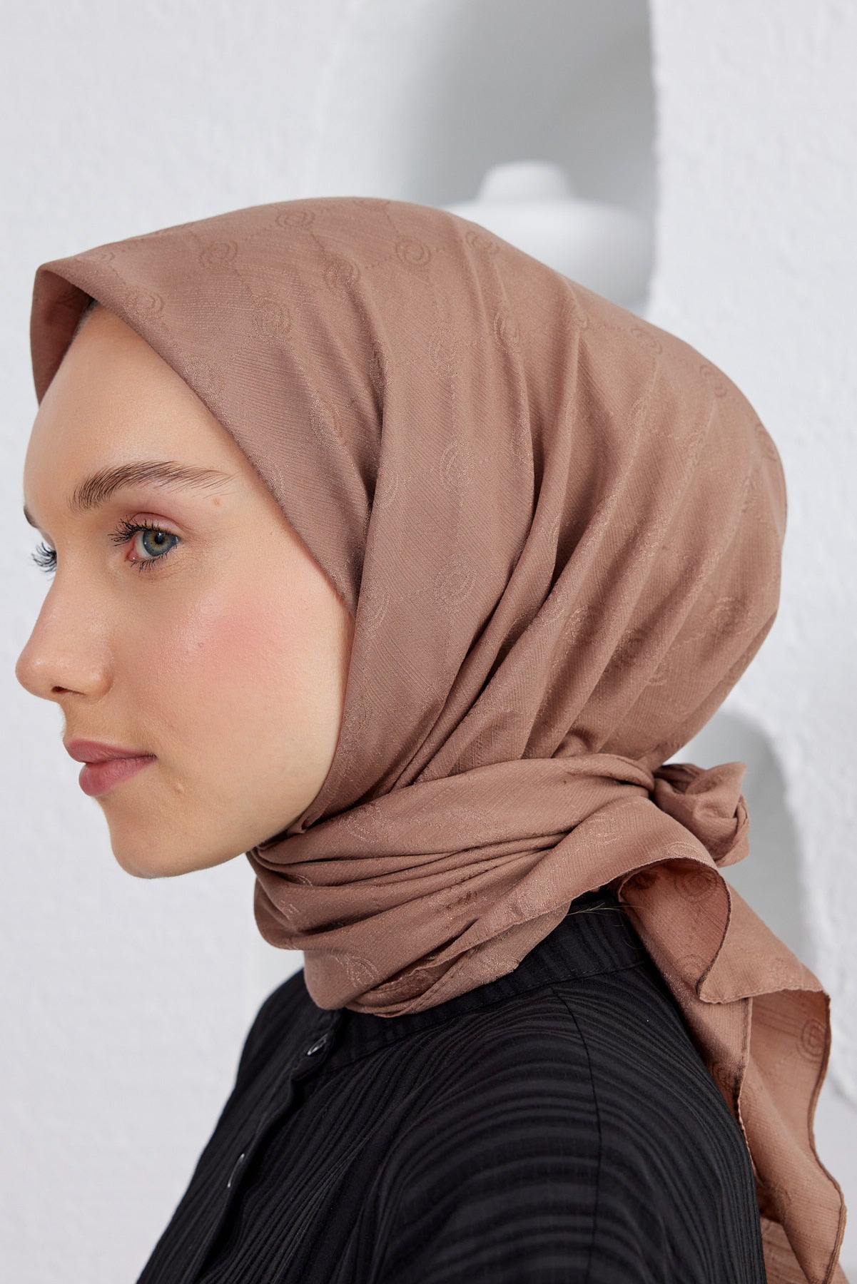 Tesettür Giyim - Monogram Desen Eşarp - Sütlü Kahve - Emproyal