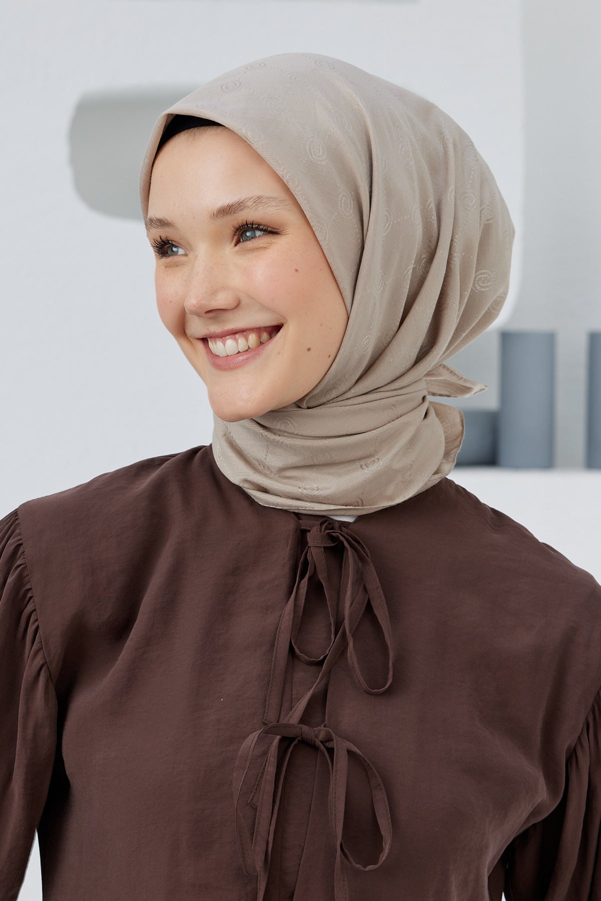 Tesettür Giyim - Monogram Desen Eşarp - Vizon - Emproyal