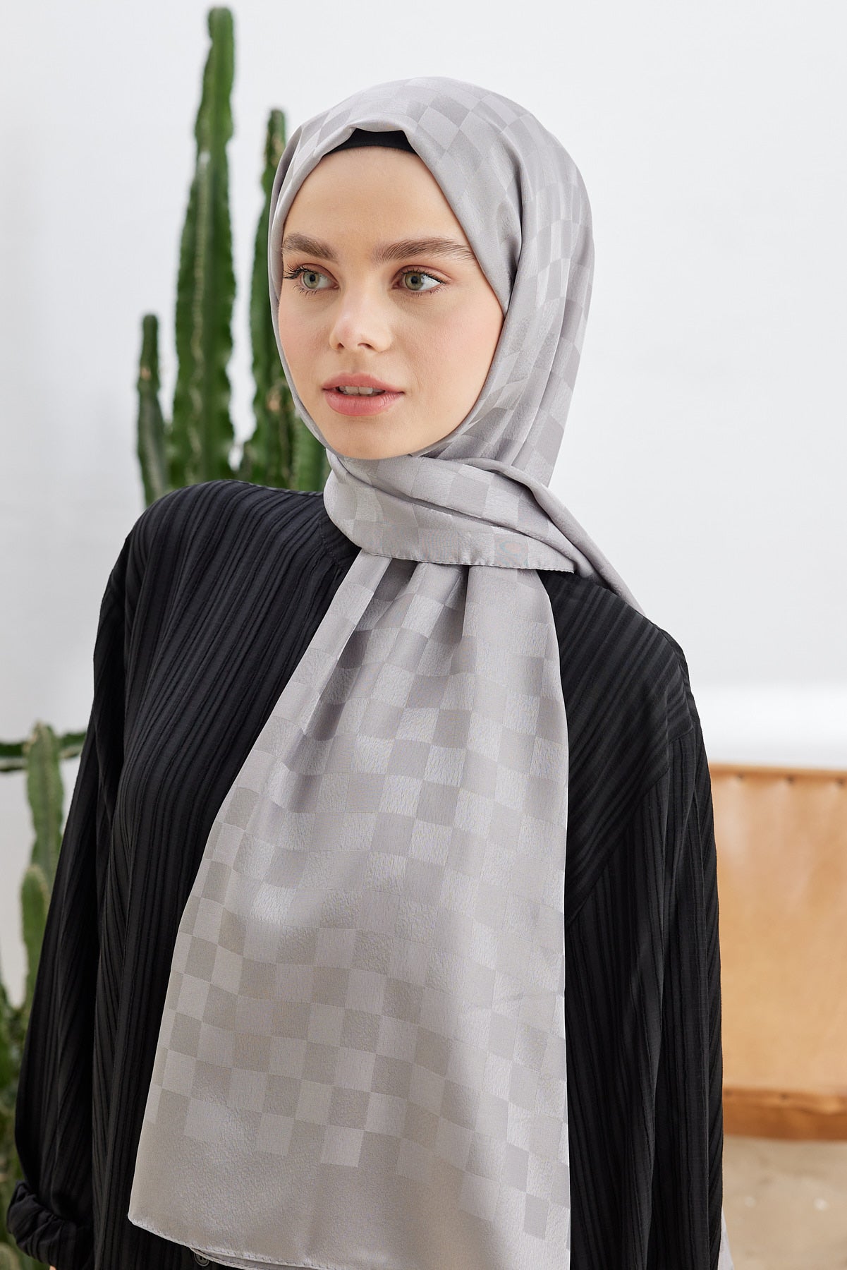 Tesettür Giyim - Jakar Janjan Dama Desen Şal - Gri - Emproyal