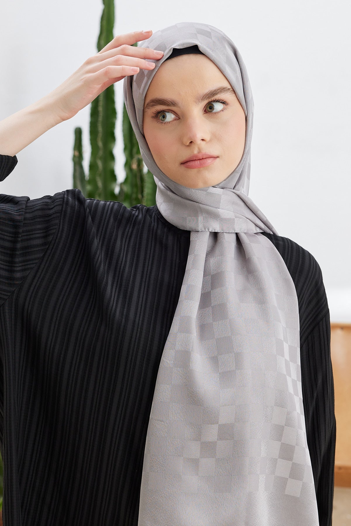 Tesettür Giyim - Jakar Janjan Dama Desen Şal - Gri - Emproyal