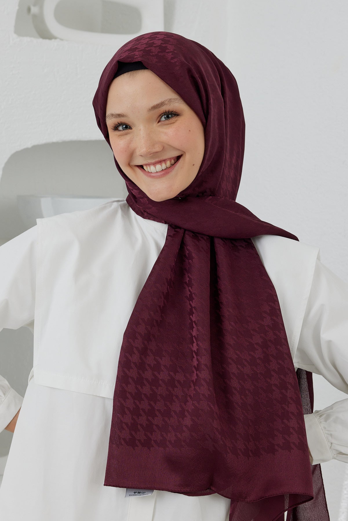 Tesettür Giyim - Jakar Janjan Kazayağı Desen Şal - Bordo - Emproyal