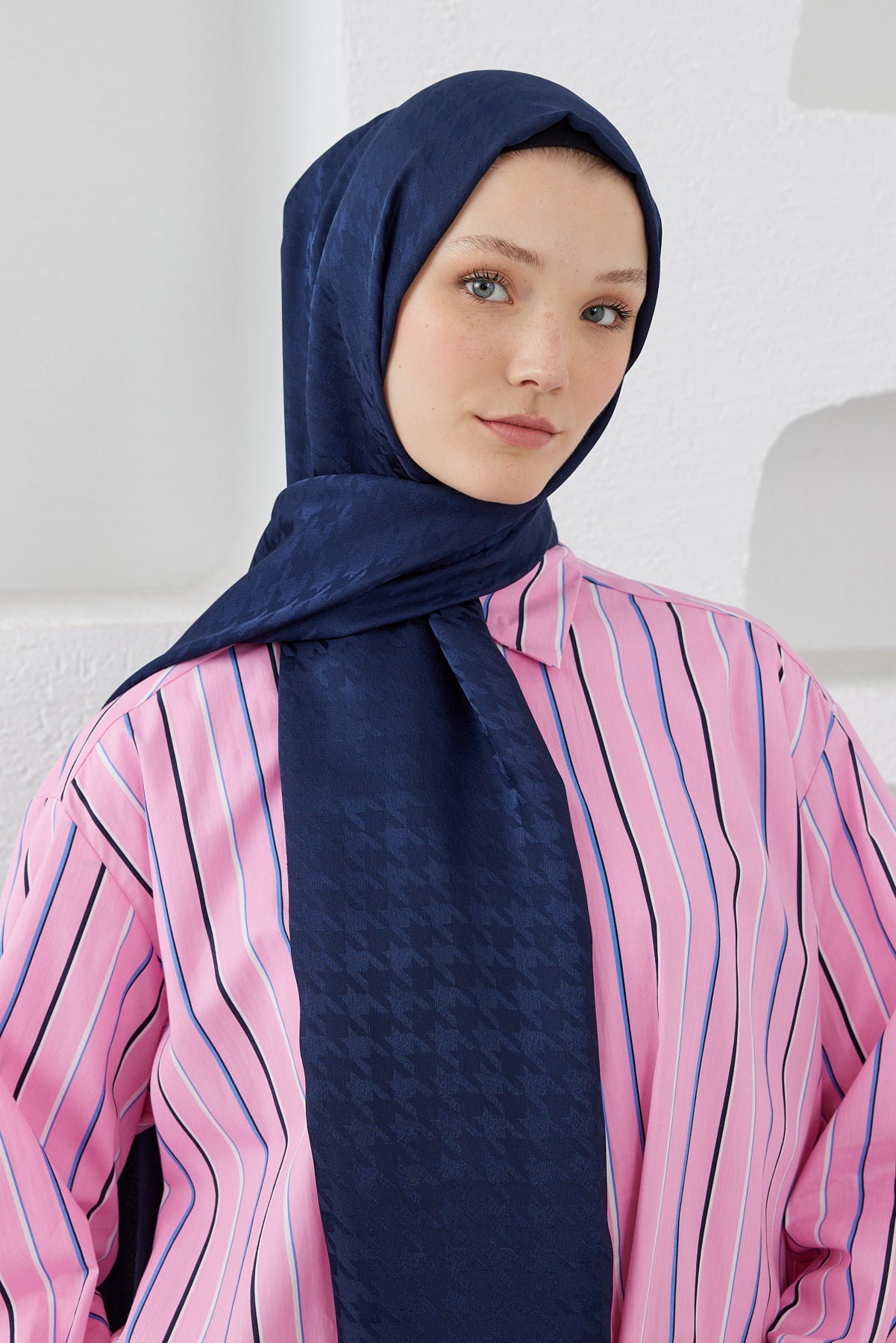 Tesettür Giyim - Jakar Janjan Kazayağı Desen Şal - Lacivert - Emproyal