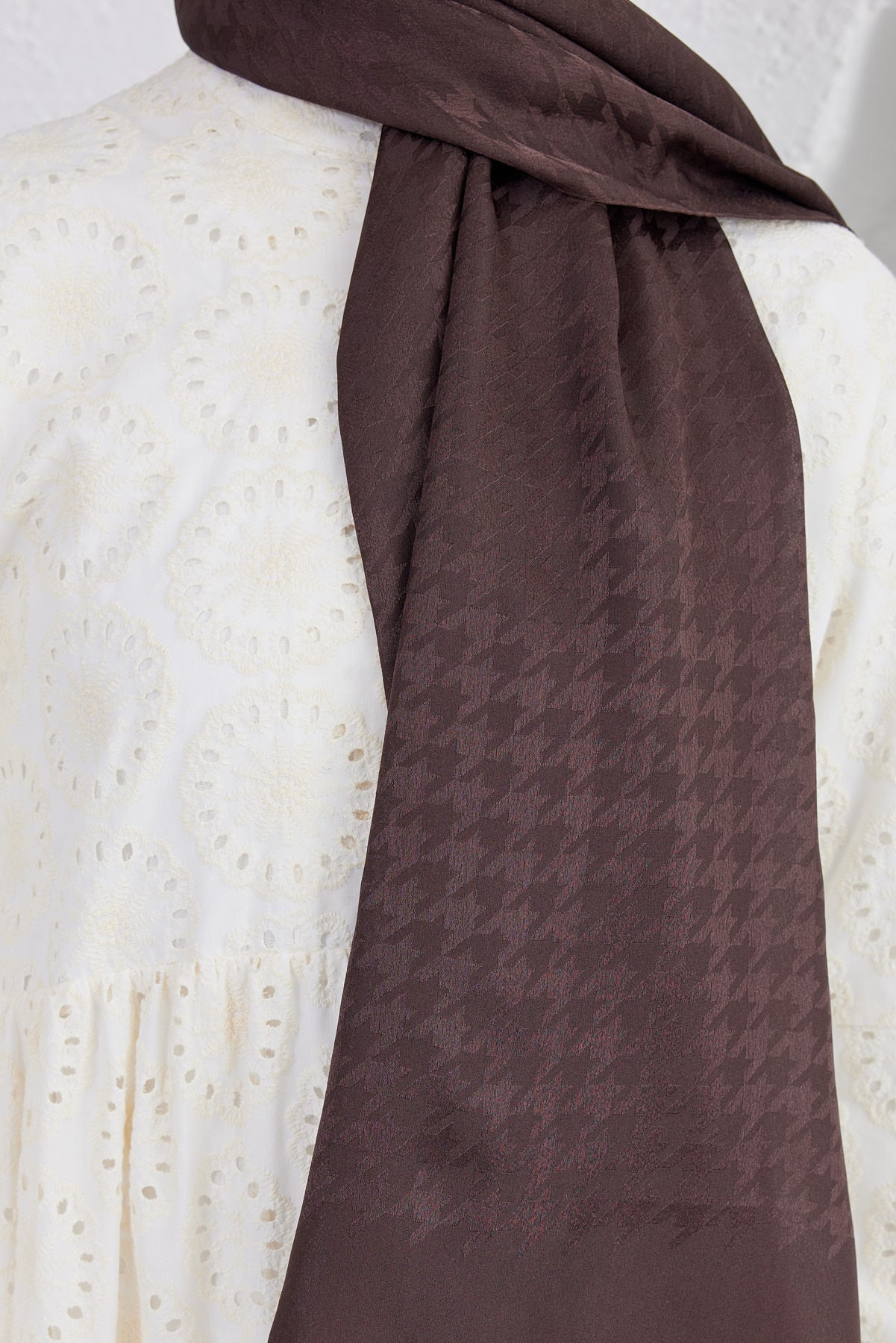 Tesettür Giyim - Jakar Janjan Kazayağı Desen Şal - Acı Kahve - Emproyal