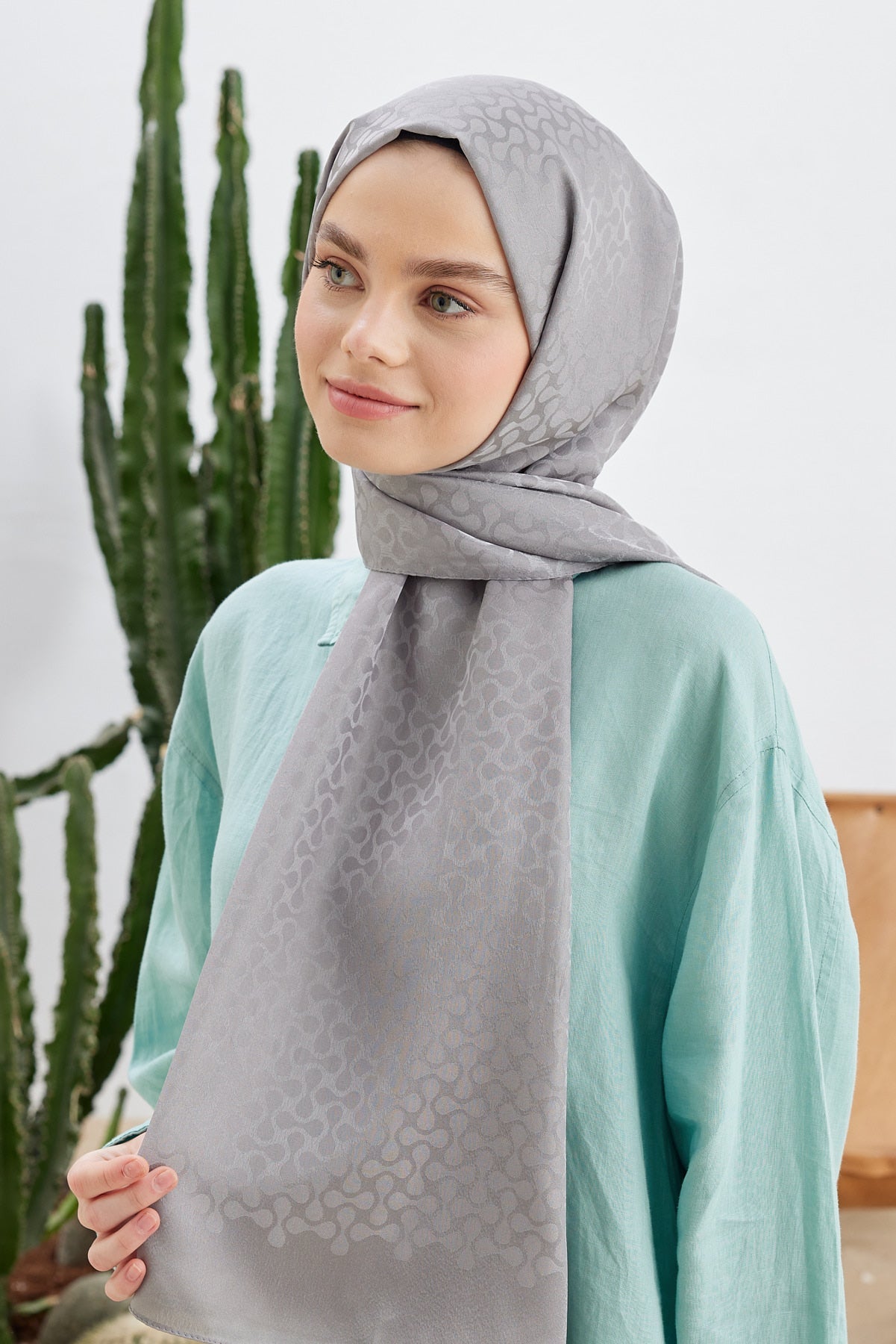 Tesettür Giyim - Jakar Janjan Koza Desen Şal - Gri - Emproyal