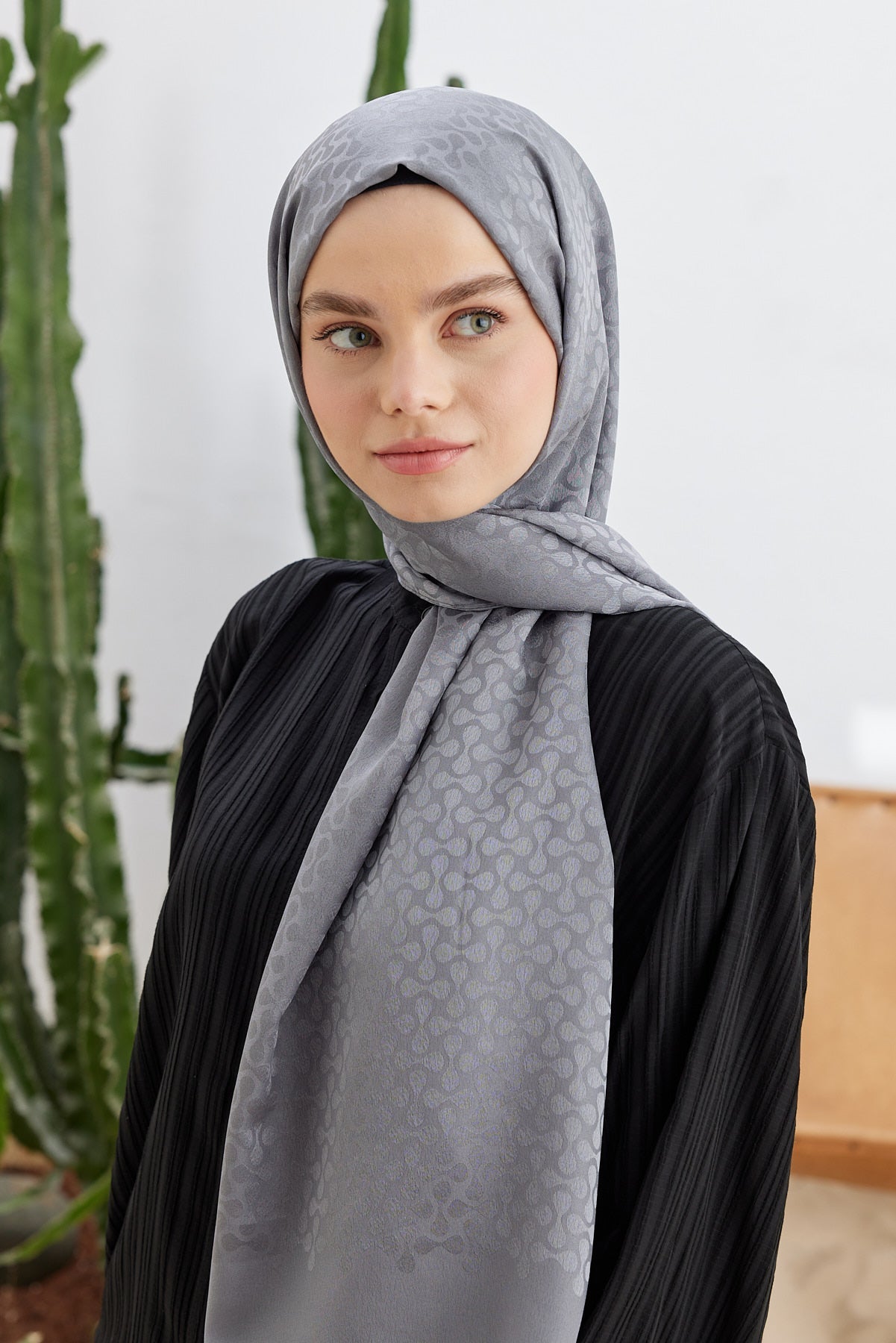 Tesettür Giyim - Jakar Janjan Koza Desen Şal - Füme - Emproyal