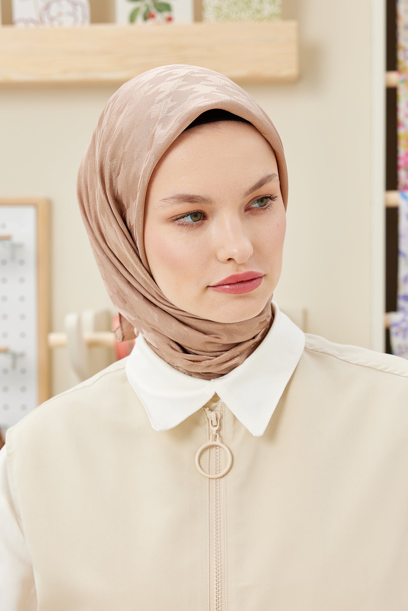 Tesettür Giyim - Jakar Janjan Kazayağı Desen Eşarp - Sütlü Kahve - Emproyal