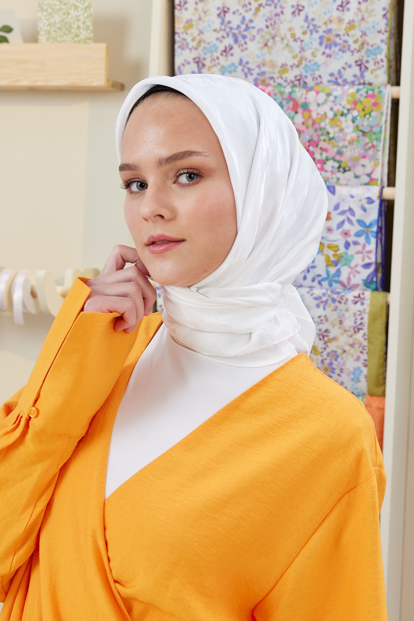 Tesettür Giyim - Jakar Janjan Kazayağı Desen Eşarp - Beyaz - Emproyal