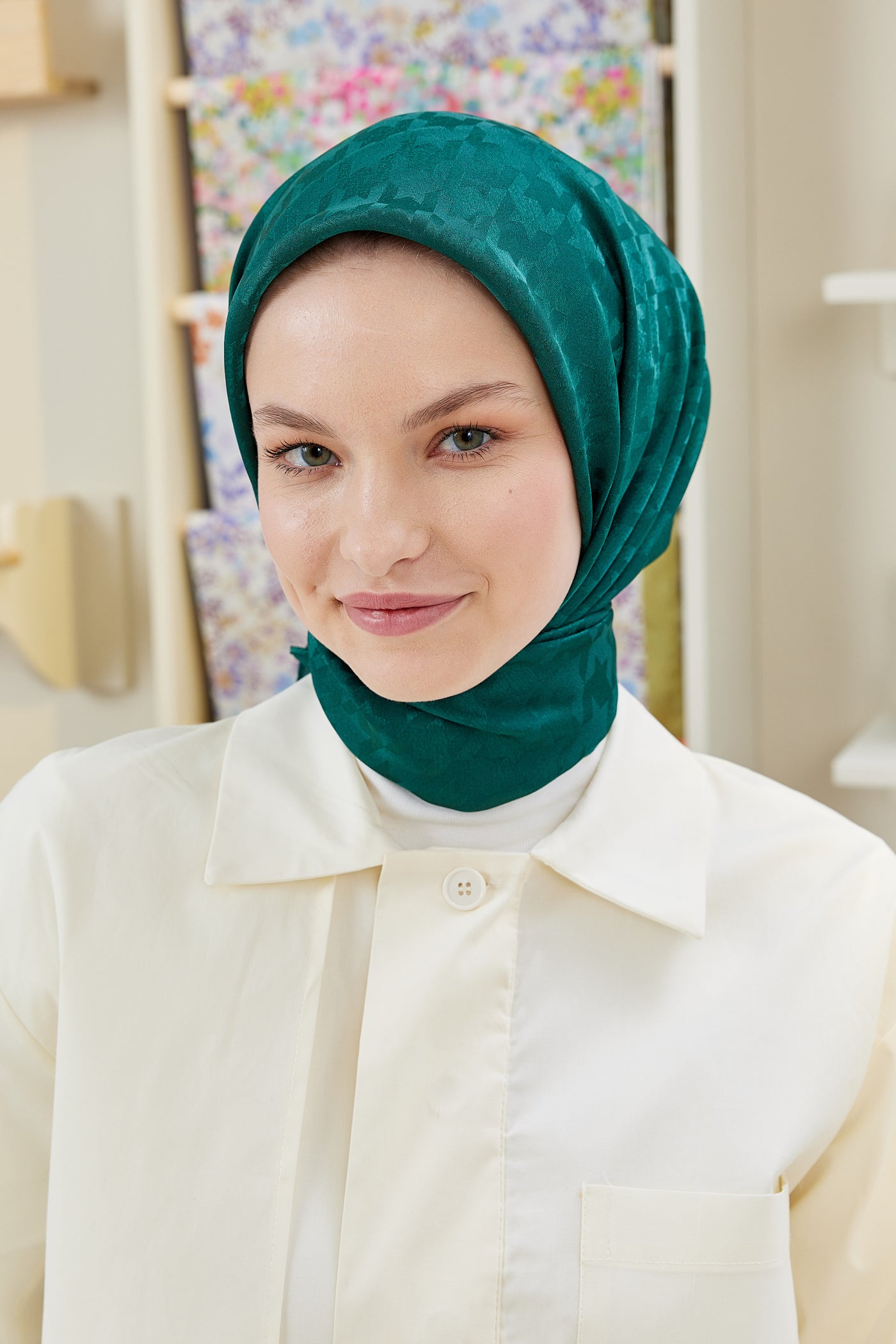 Tesettür Giyim - Jakar Janjan Kazayağı Desen Eşarp - Zümrüt - Emproyal