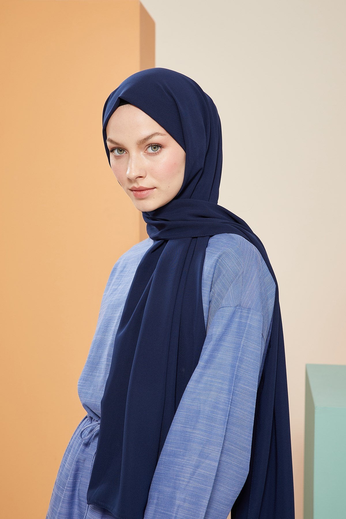 Tesettür Giyim - Düz Medine İpeği Şal - Lacivert - Emproyal