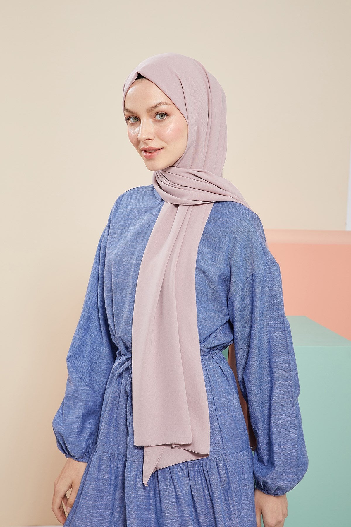 Tesettür Giyim - Düz Medine İpeği Şal - Pudra - Emproyal