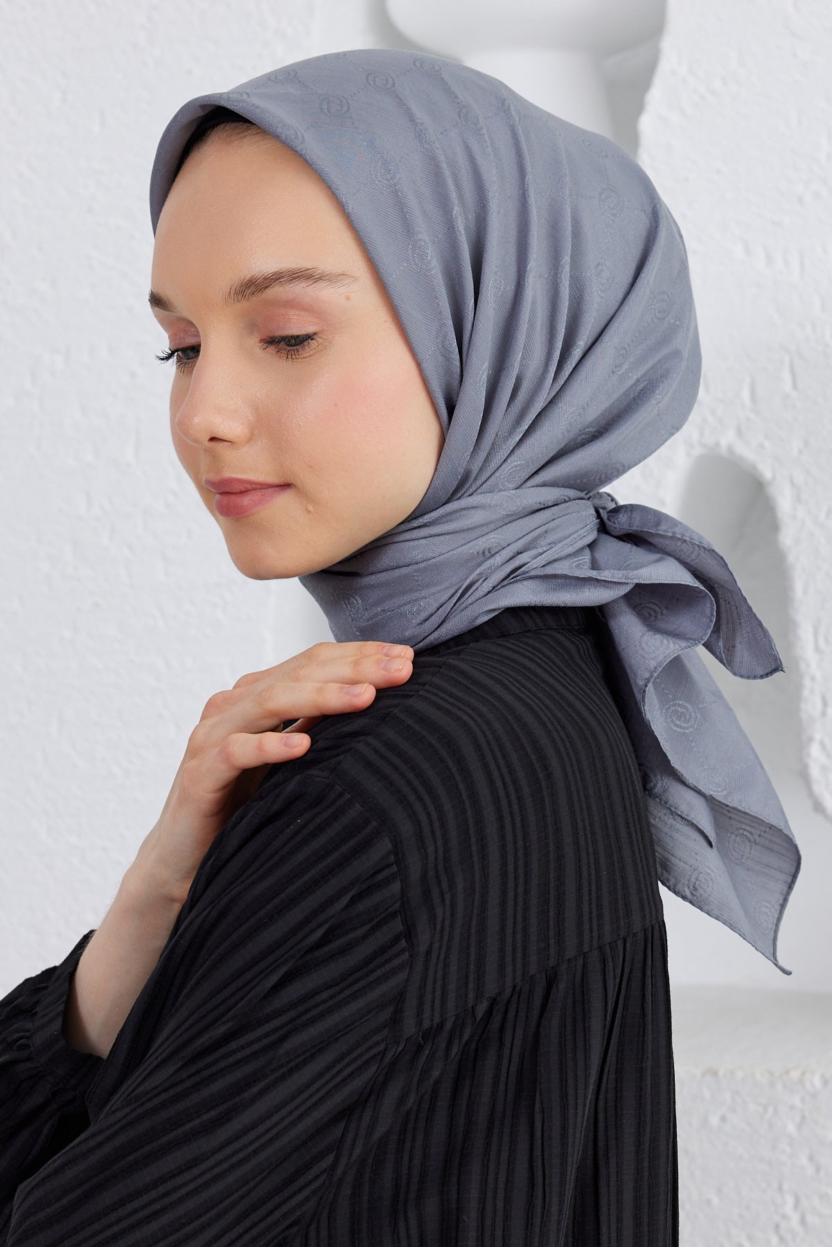 Tesettür Giyim - Monogram Desen Eşarp - Gri - Emproyal