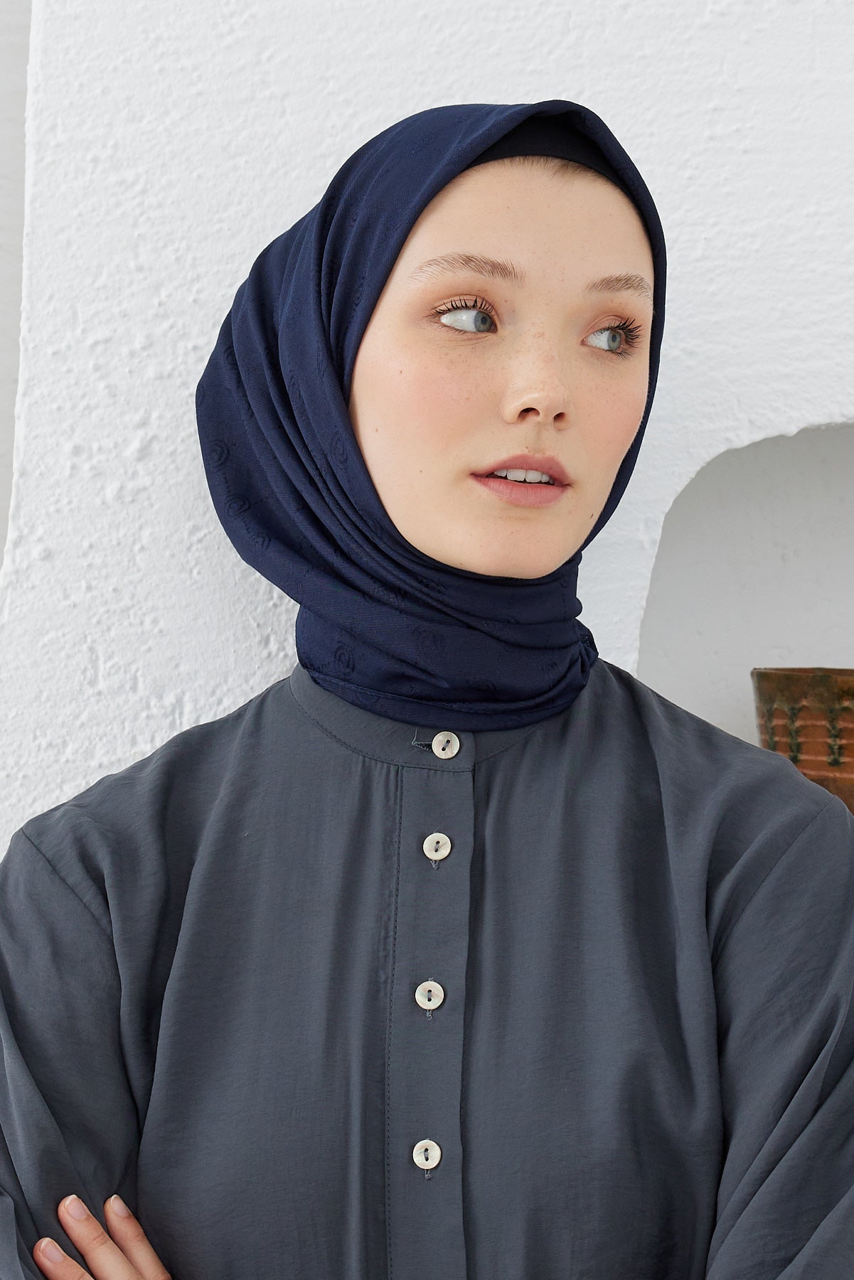 Tesettür Giyim - Monogram Desen Eşarp - Koyu Lacivert - Emproyal