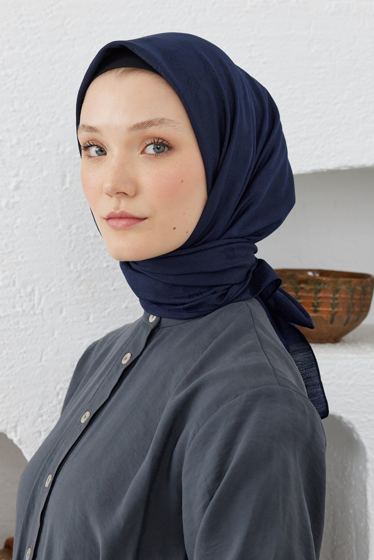 Tesettür Giyim - Monogram Desen Eşarp - Koyu Lacivert - Emproyal