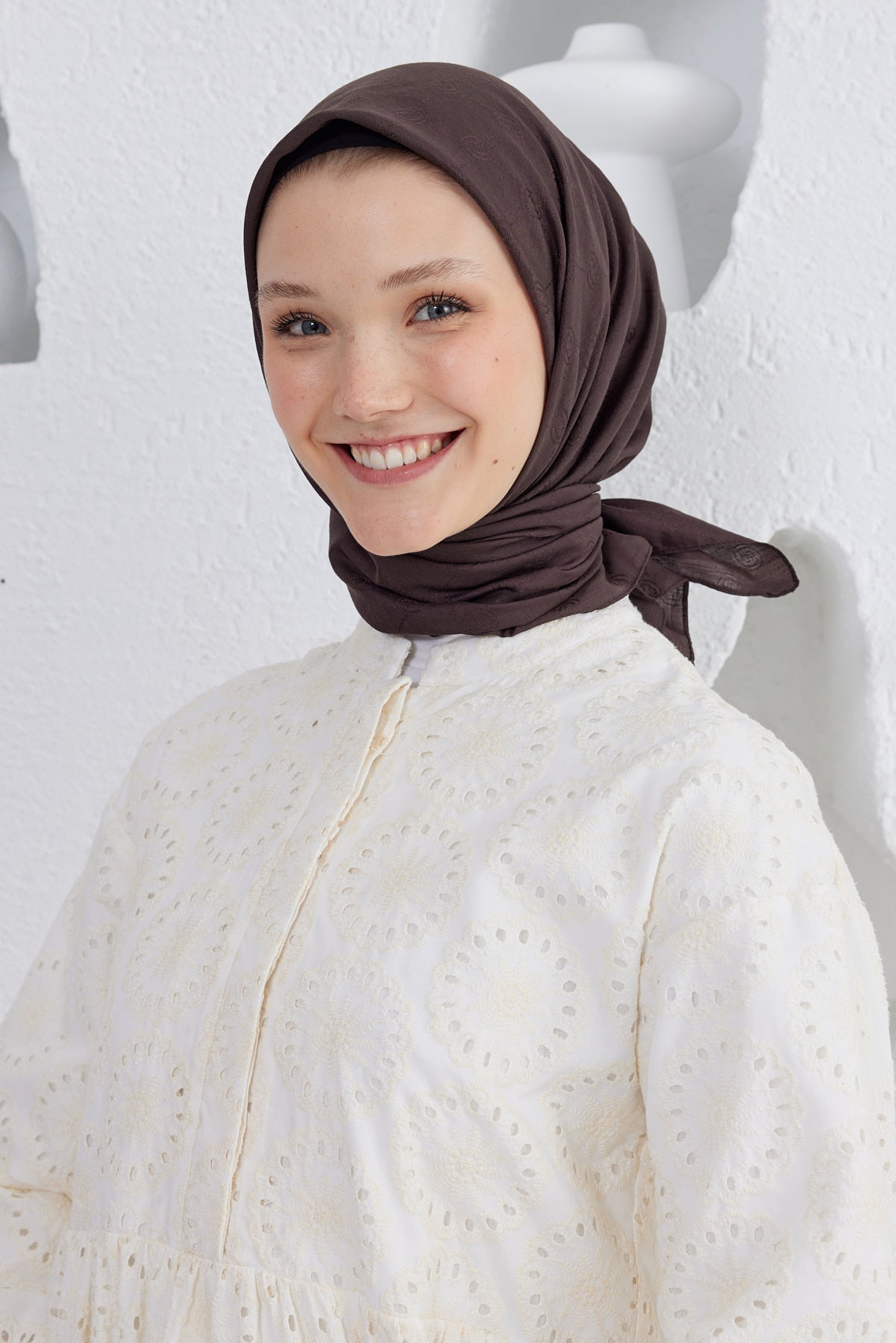 Tesettür Giyim - Monogram Desen Eşarp - Acı Kahve - Emproyal