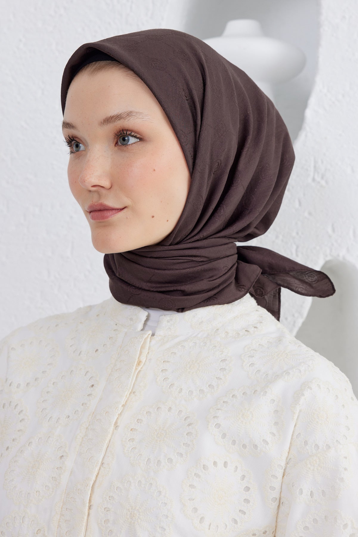 Tesettür Giyim - Monogram Desen Eşarp - Acı Kahve - Emproyal