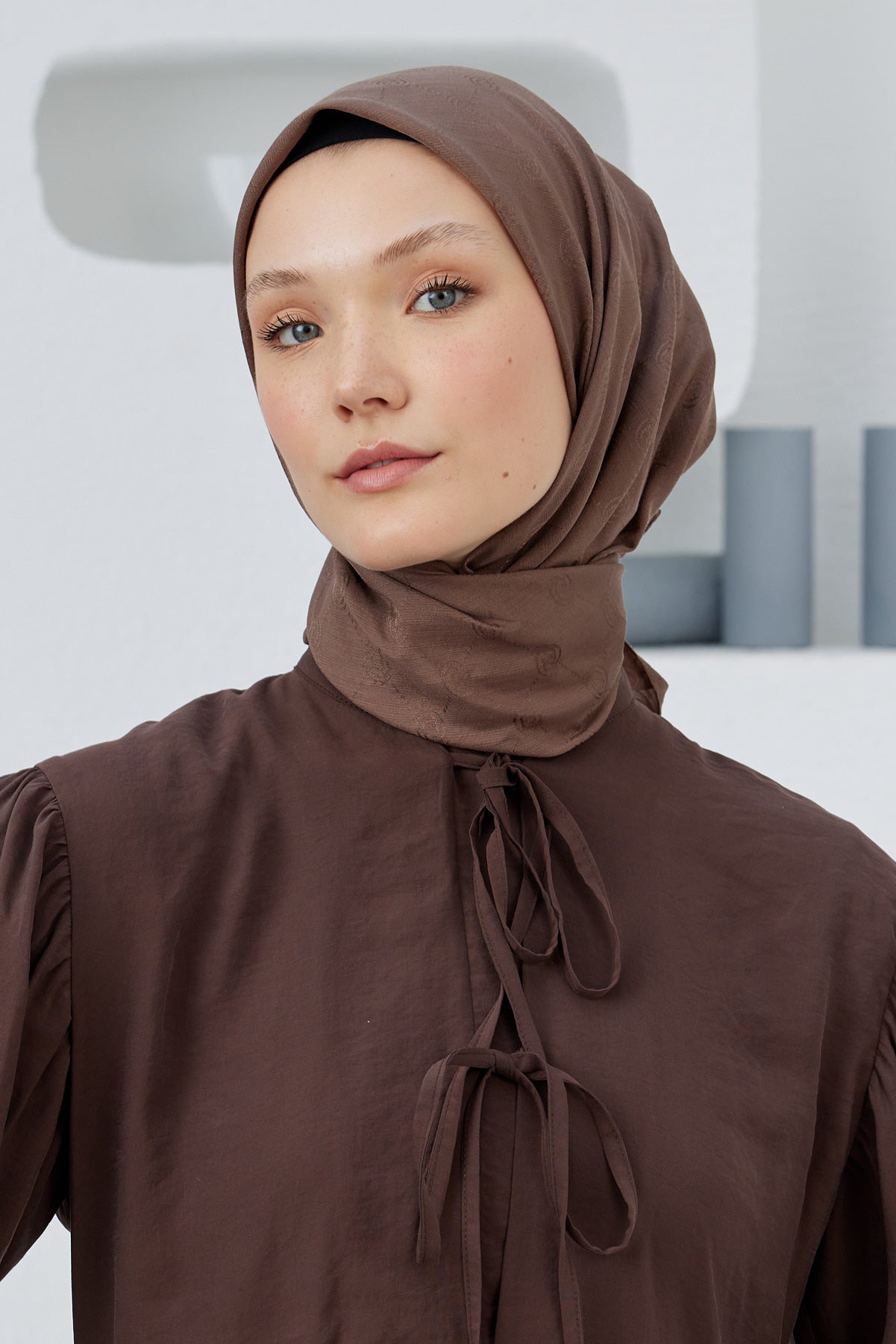 Tesettür Giyim - Monogram Desen Eşarp - Kahverengi - Emproyal