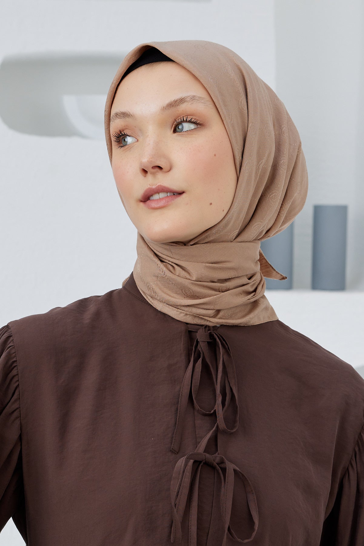 Tesettür Giyim - Monogram Desen Eşarp - Latte - Emproyal