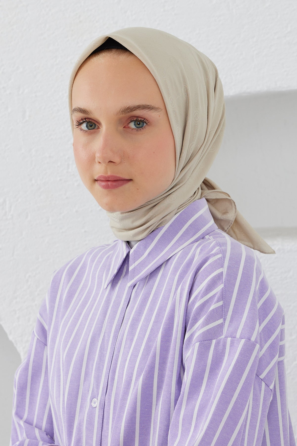 Tesettür Giyim - Monogram Desen Eşarp - Bej - Emproyal