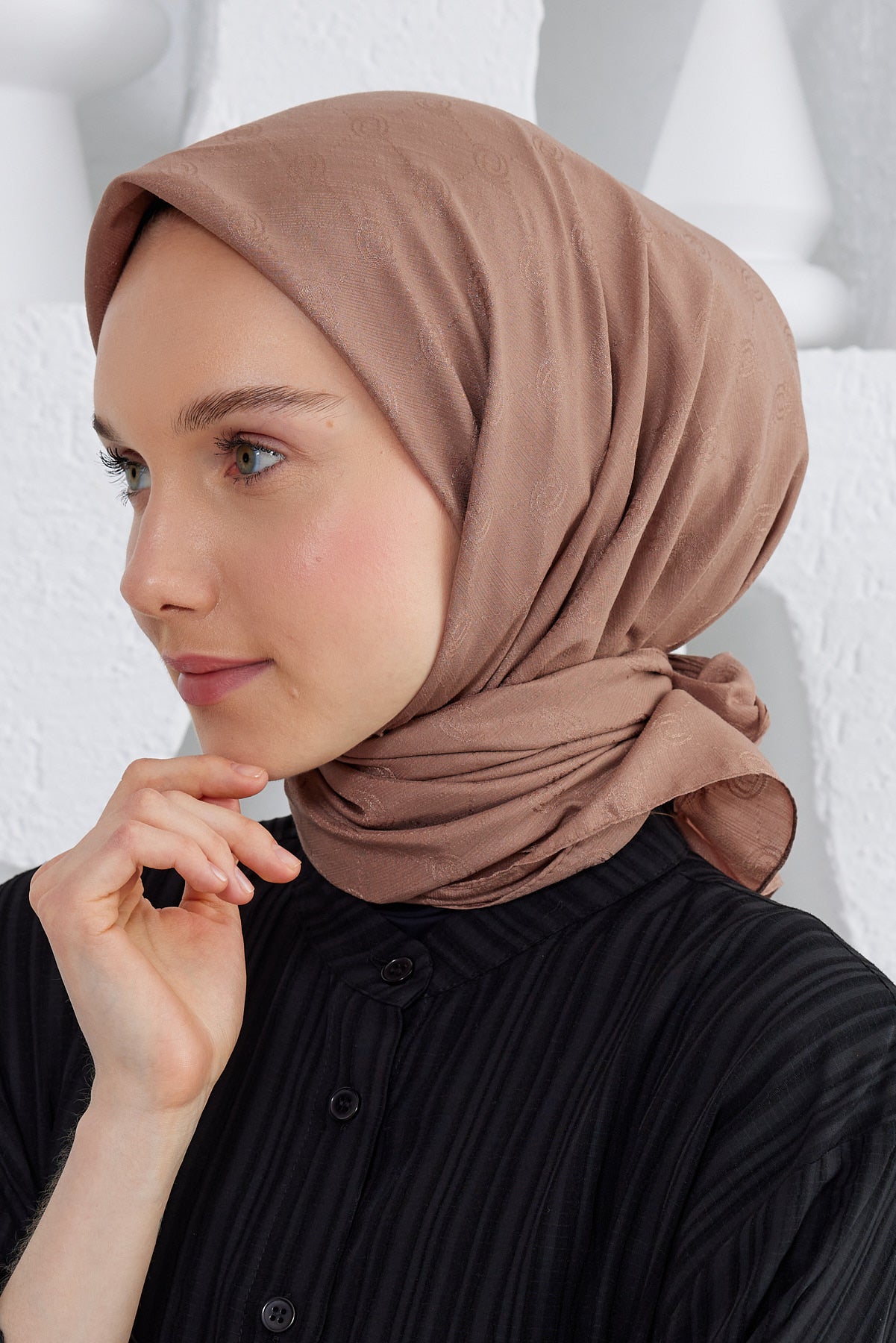 Tesettür Giyim - Monogram Desen Eşarp - Sütlü Kahve - Emproyal