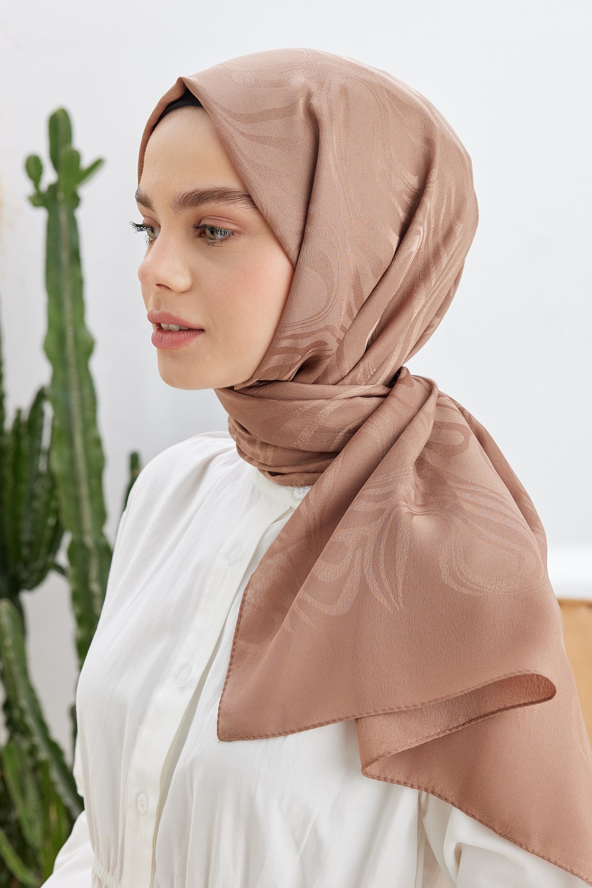 Tesettür Giyim - Jakar Janjan Dalga Desen Şal - Sütlü Kahve - Emproyal