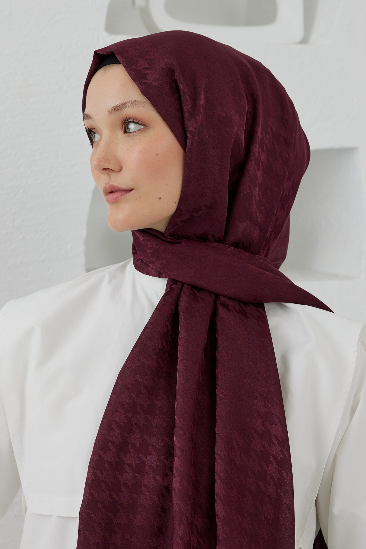 Tesettür Giyim - Jakar Janjan Kazayağı Desen Şal - Bordo - Emproyal