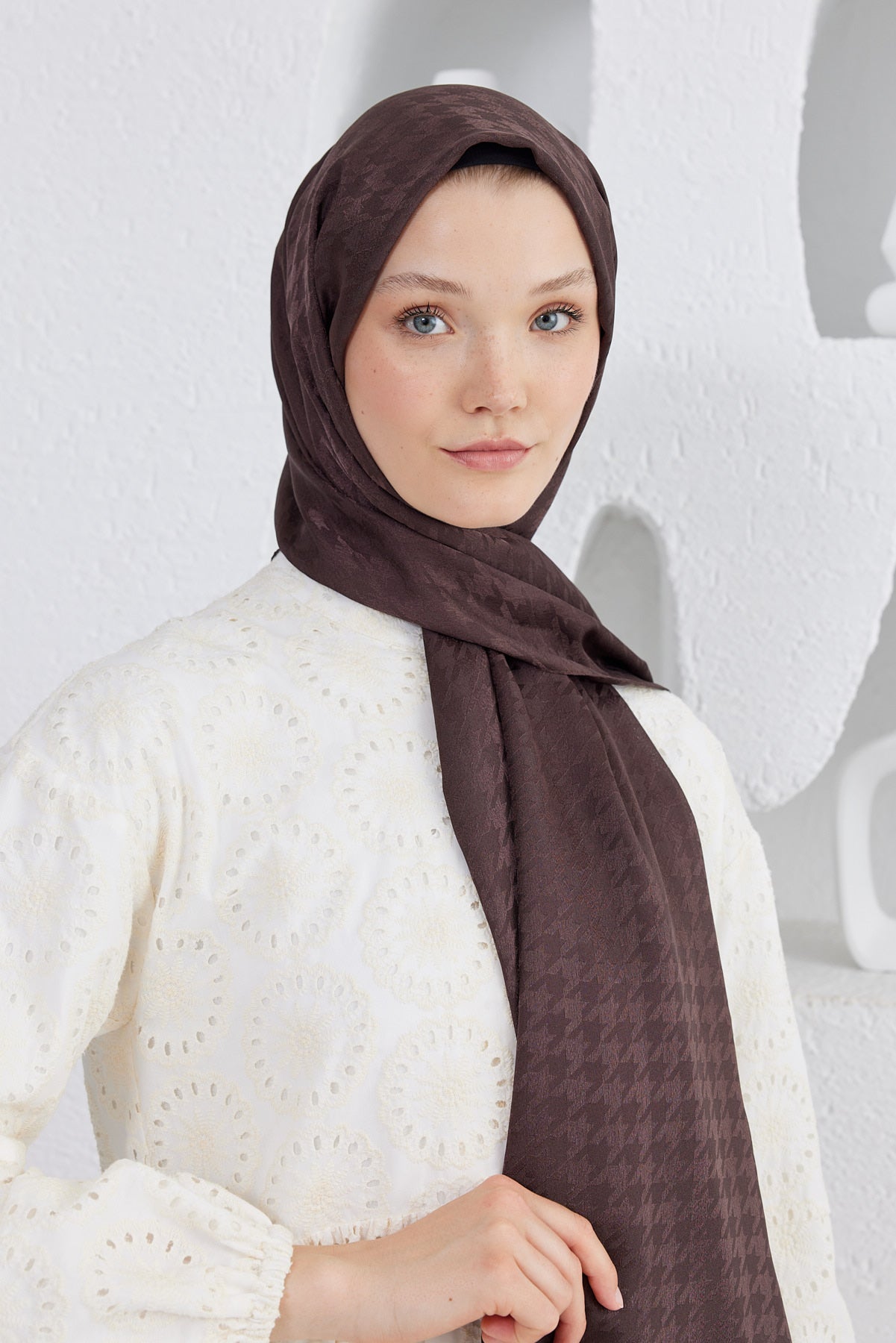 Tesettür Giyim - Jakar Janjan Kazayağı Desen Şal - Acı Kahve - Emproyal