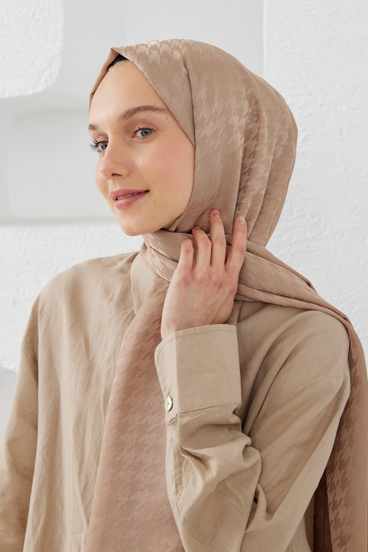 Tesettür Giyim - Jakar Janjan Kazayağı Desen Şal - Vizon - Emproyal