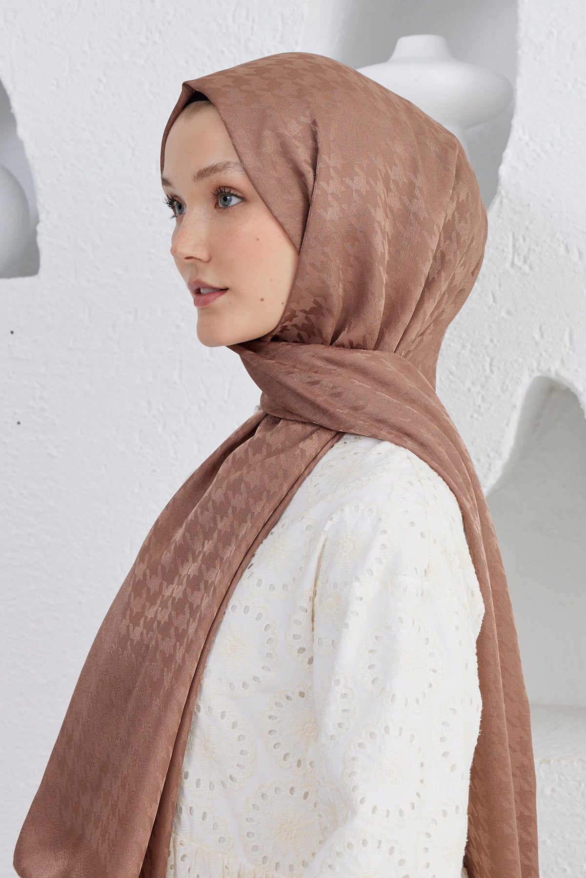 Tesettür Giyim - Jakar Janjan Kazayağı Desen Şal - Sütlü Kahve - Emproyal