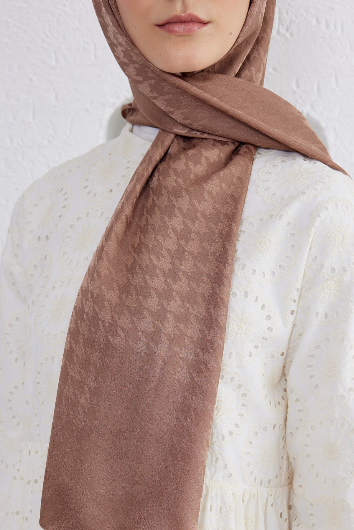 Tesettür Giyim - Jakar Janjan Kazayağı Desen Şal - Sütlü Kahve - Emproyal