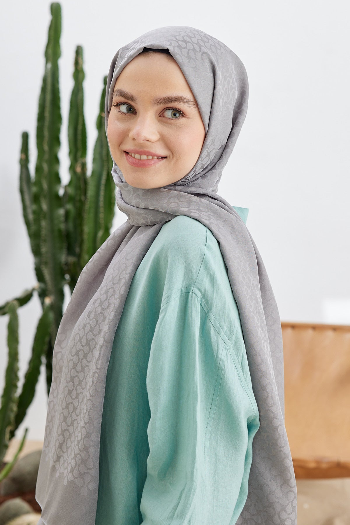 Tesettür Giyim - Jakar Janjan Koza Desen Şal - Gri - Emproyal